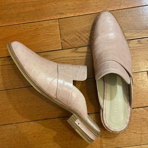 Freda Salvador pale pink leather alligator mules